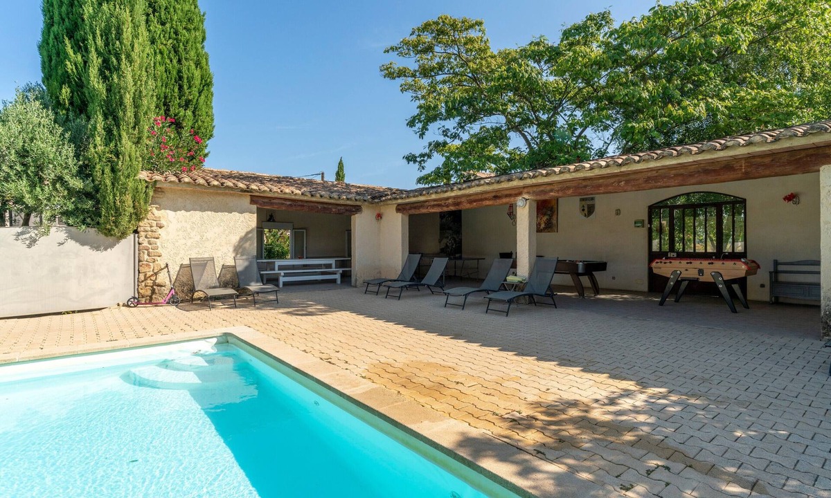 Camaret-sur-Aigues House | Holiday Home 'Grand Gîte De Tante Berthe' with Mountain View, Shared Pool and Wi-Fi