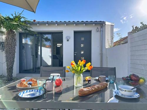 La Rogere House | Holiday Home La Houle by Interhome