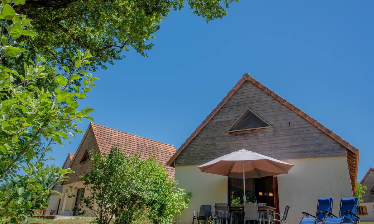 Le Bourg House | Holiday home on small park with poolview