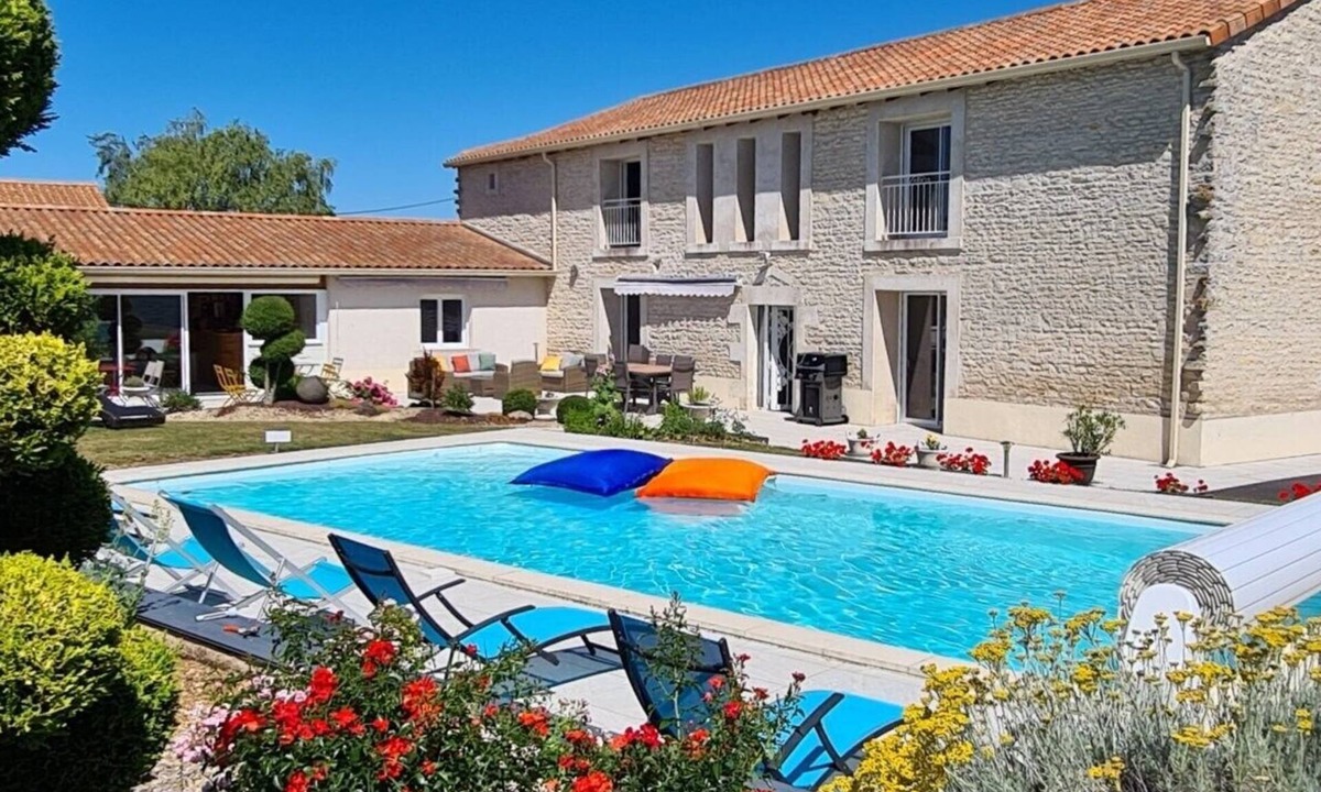 Neuville-de-Poitou House | Holiday Home La Gloriette (3 stars) in Neuville de Poitou with Pool