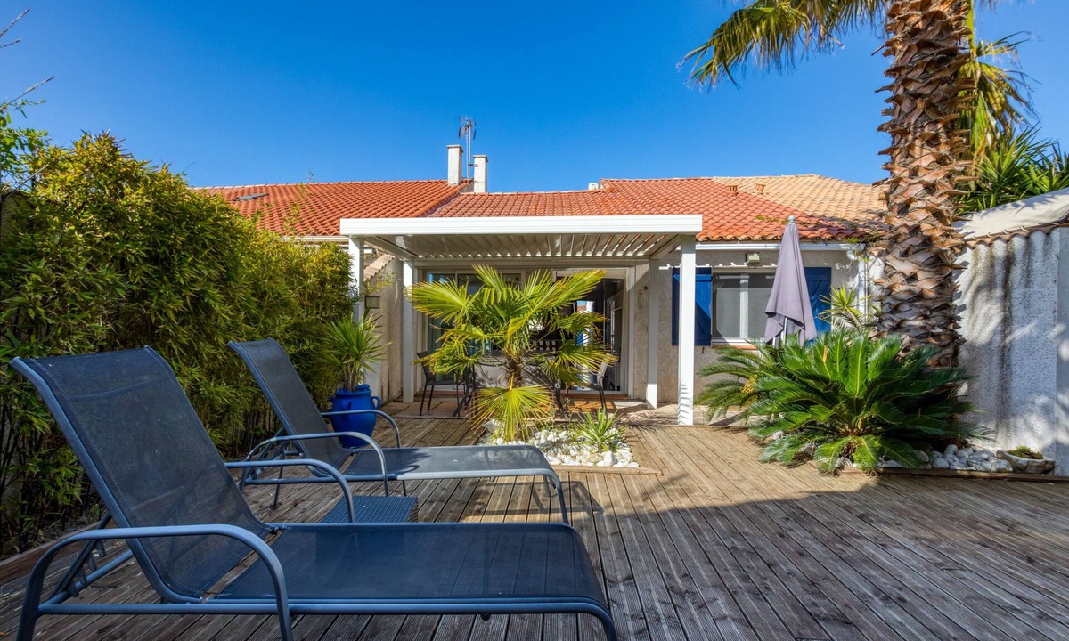 Palavas-les-Flots House | Holiday Home 'Les Palmiers' with Private Terrace, Wi-Fi & Air Conditioning