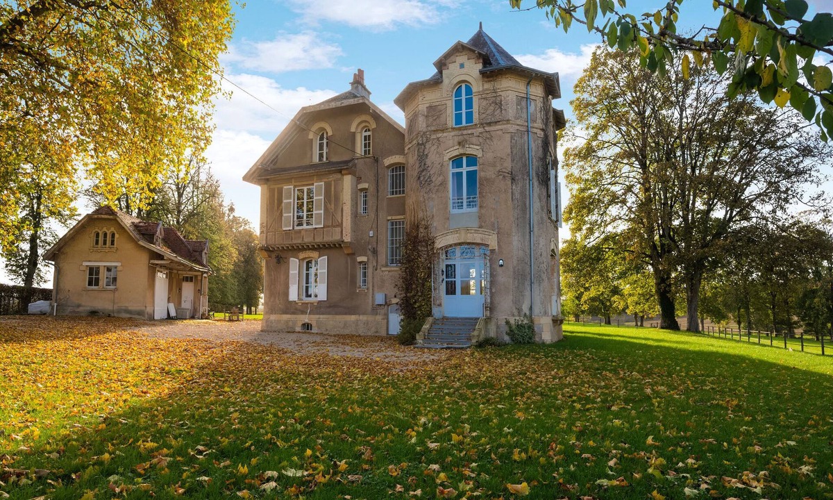 Pouru-Saint-Remy Villa | Holiday home adjoining a château.