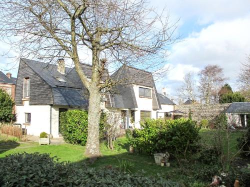 Saint-Pierre-en-Port House | Holiday Home Entre mer et jardin by Interhome