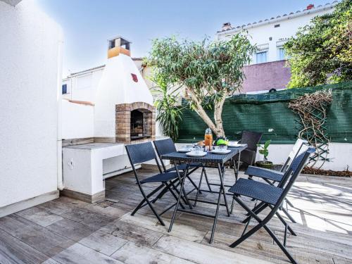 Sainte-Marie-la-Mer House | Holiday Home Les Moineaux by Interhome