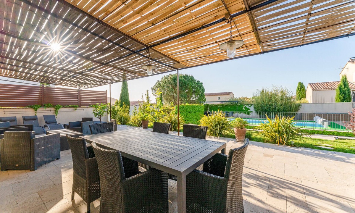 Tavel House | Holiday Home 'Gîte Genêt - Villa Cassandra' with Shared Pool, Wi-Fi & Air Conditioning