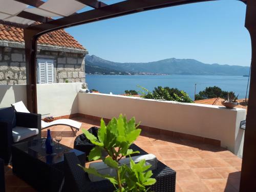 Cove Tri Zala (Zrnovo) House | Holiday home Gabriela