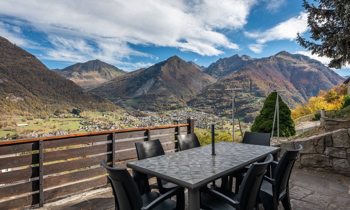 Sazos House | Holiday Home 'Gary Luz' with Mountain View, Private Terrace and Wi-Fi