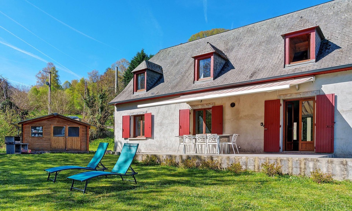 Bun House | Holiday Home 'Gite 8 Personnes, Val D'azun' with Mountain View, Private Terrace and Wi-Fi