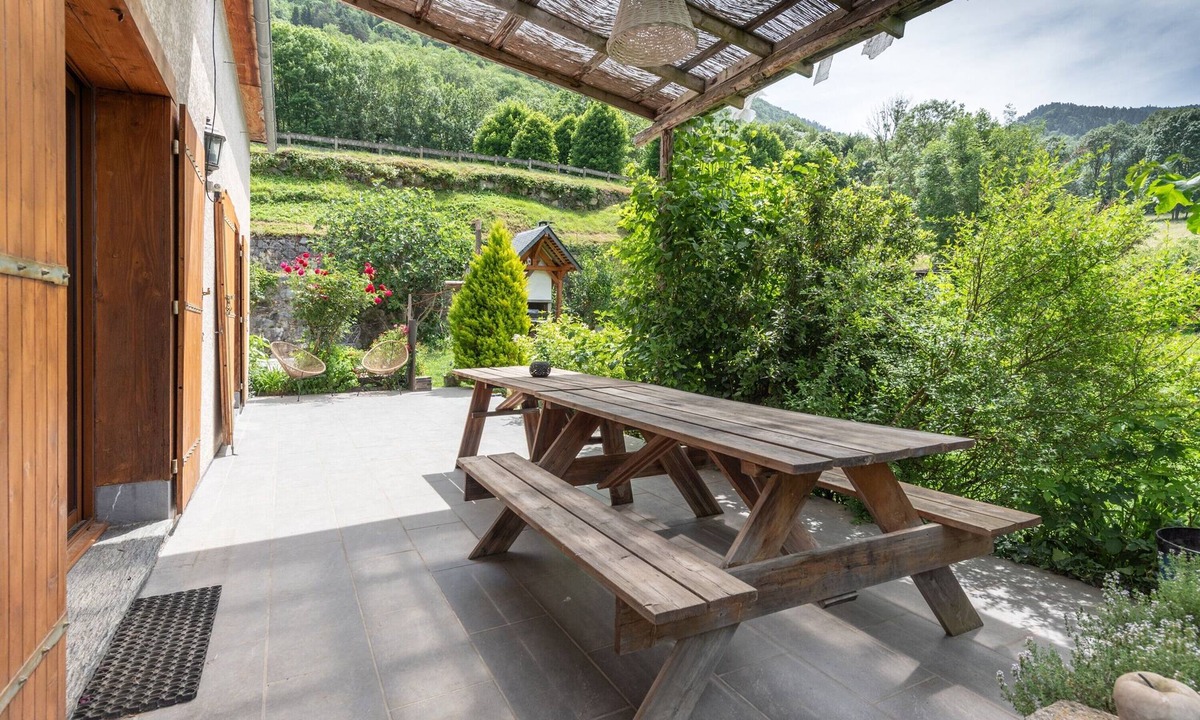 Bazus-Aure House | Holiday Home 'Gite Baupeillas' with Mountain View, Private Terrace and Wi-Fi