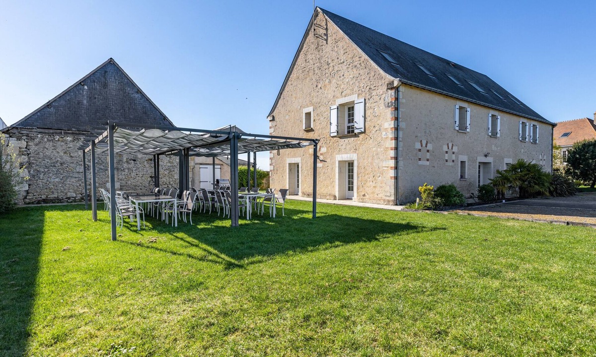 Saint-Epain House | Holiday Home 'Gîte De L'orchidée' with Private Terrace, Private Garden and Wi-Fi