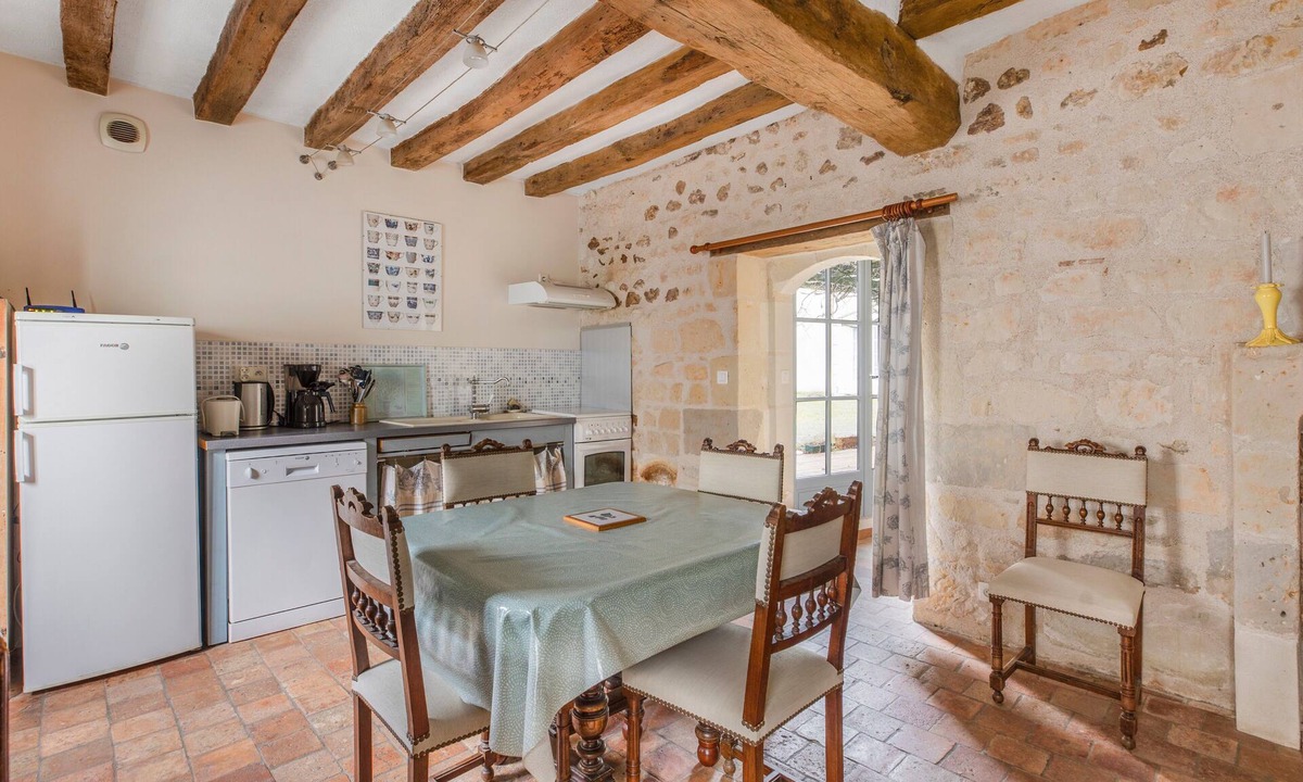 Varrains House | Holiday Home 'Gîte De Varrains' with Private Terrace, Shared Garden and Wi-Fi