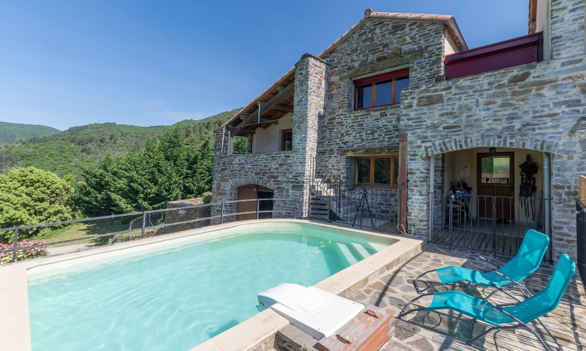 Malbosc House | Holiday Home 'Gite Des Ressources' with Mountain View, Shared Pool and Wi-Fi