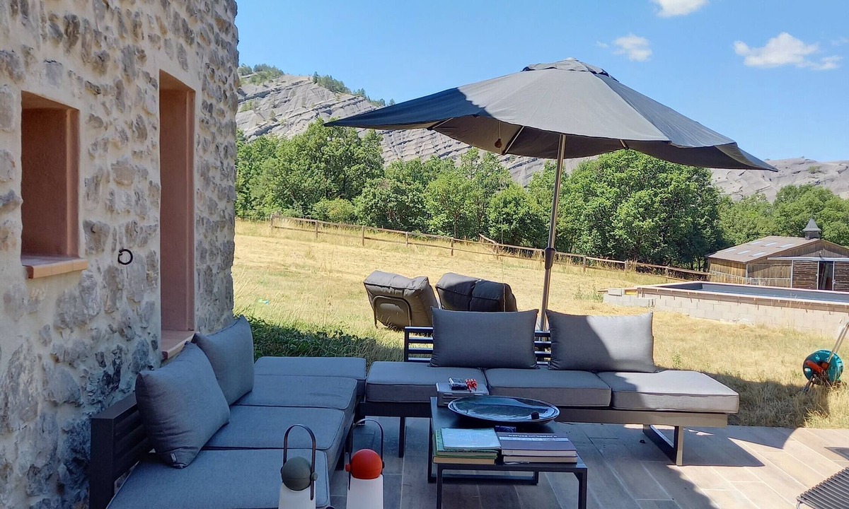 Archail House | Holiday Home 'Gîte Du Couard' with Shared Pool, Wi-Fi and Air Conditioning