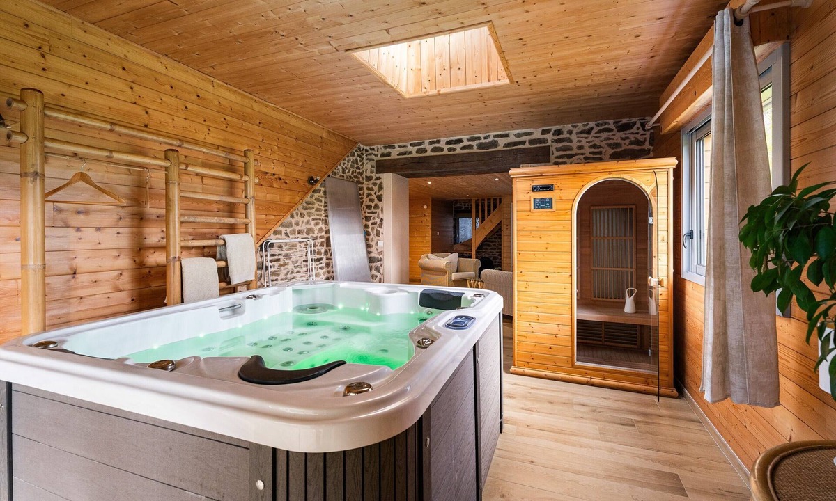 Vieux-Viel House | Holiday Home "Gîte du 17 - Sauna Jacuzzi Hammam" with Wi-Fi and Air Conditioning