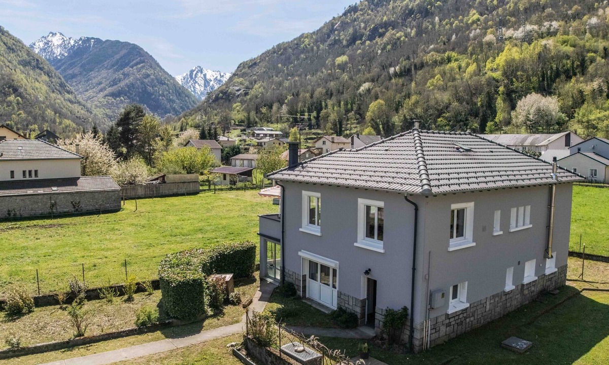 Auzat House | Holiday Home 'Gite Du Montcalm' with Mountain View, Shared Terrace and Wi-Fi