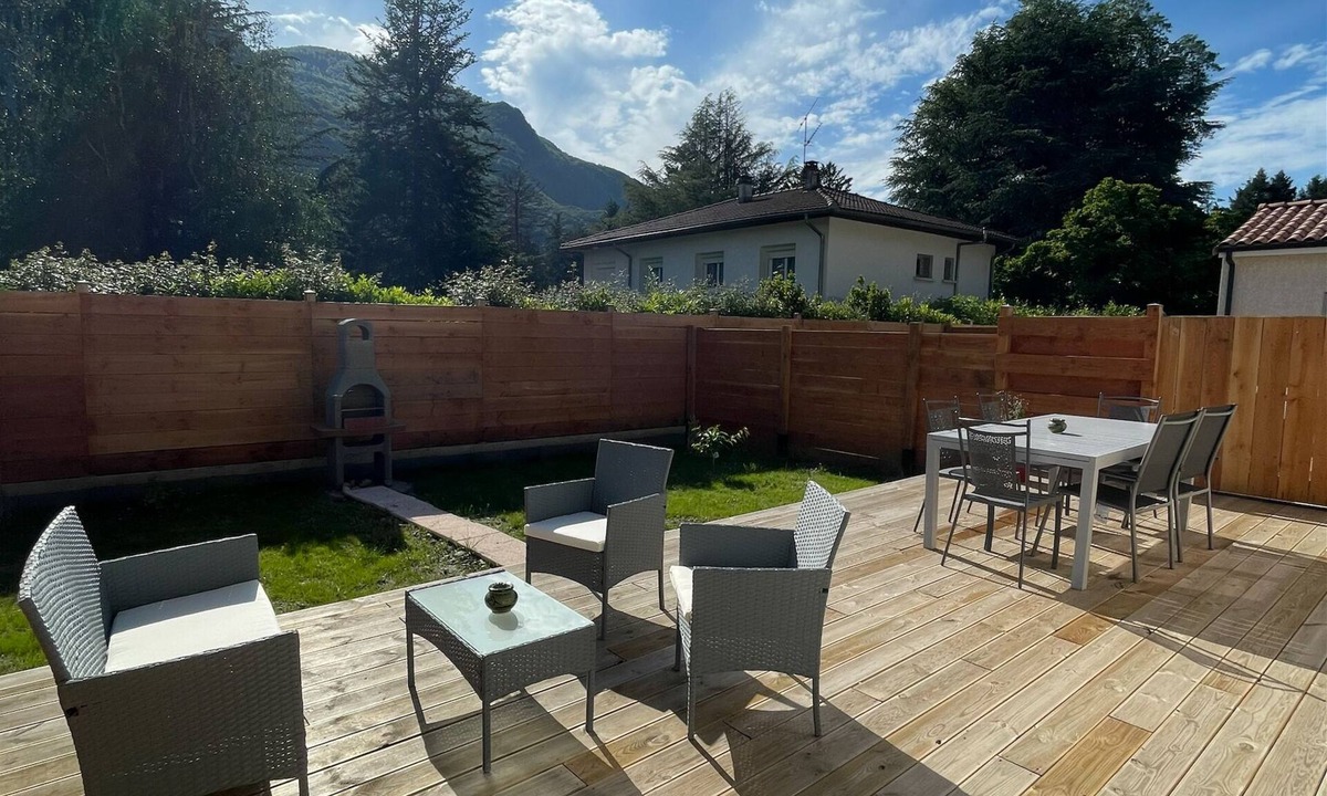Chaum House | Holiday Home 'Gite Du Pic Du Gar' with Mountain View, Wi-Fi and Air Conditioning