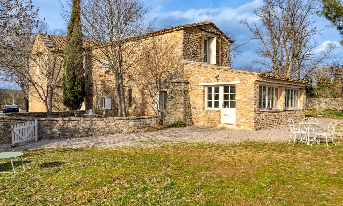 Rouet House | Holiday Home “Gîte - Entre Amis” with Shared Pool, Wi-Fi & Air Conditioning