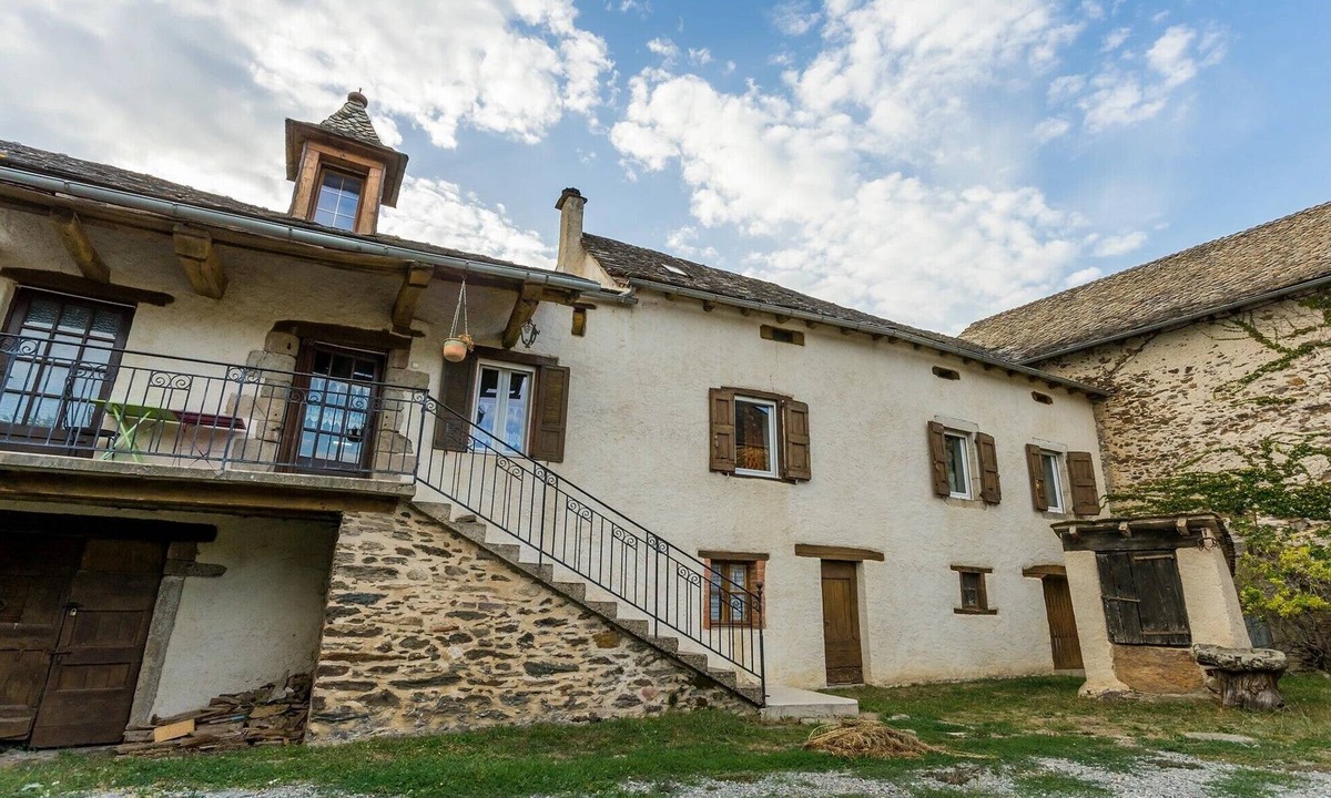 Rignac House | Holiday Home 'Gîte Enzo' with Private Terrace, Private Garden and Balcony