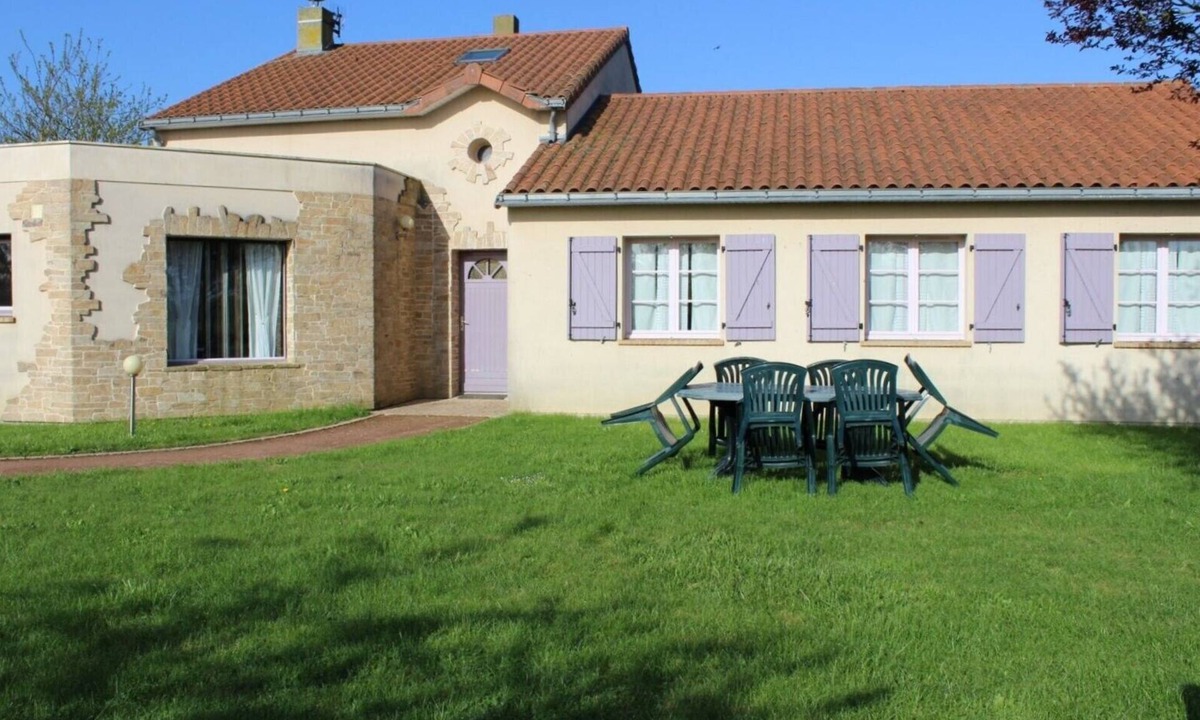 Landemont House | Holiday Home 'Gîte Isatis' with Private Terrace, Private Garden and Wi-Fi