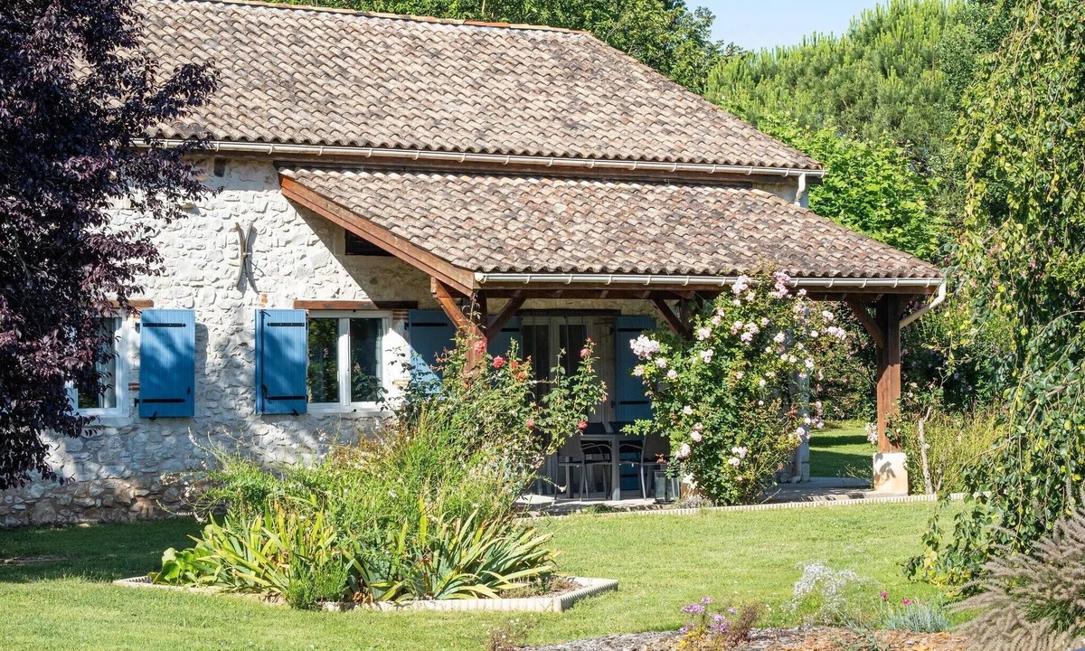 Saint-Georges House | Holiday Home 'Gite Coeur Des Ondes - Coquelicot' with Private Terrace and Shared Garden