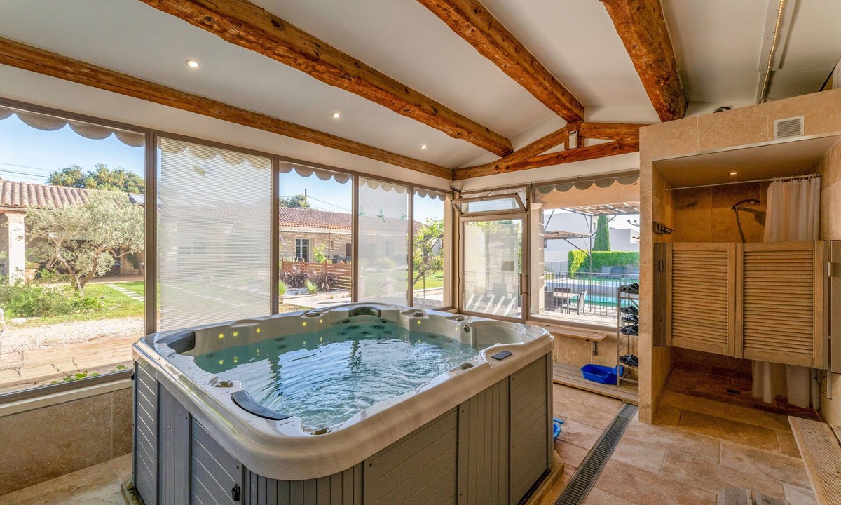 Tavel House | Holiday Home 'Gîte Garrigue - Villa Cassandra' with Shared Pool, Wi-Fi & Air Conditioning