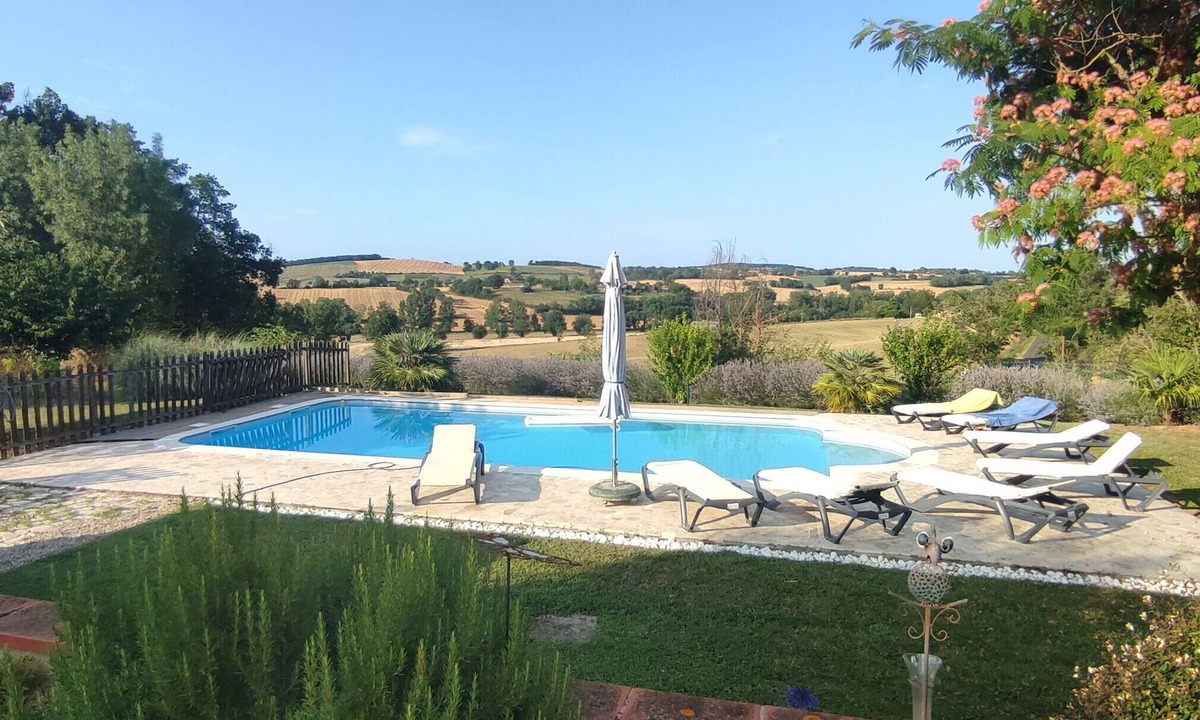 Aussac House | Holiday Home 'Gîte Le Cerisier' with Pool, Wi-Fi and Air Conditioning