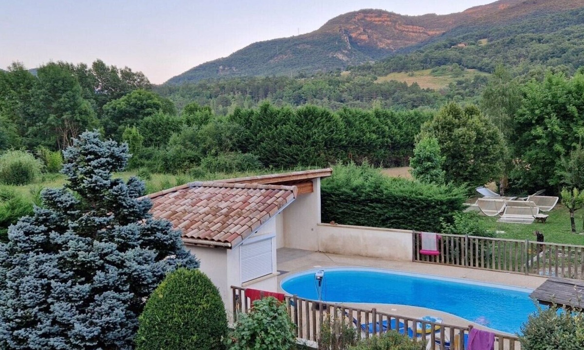 Pontaix Cottage | Holiday Home 'Gîte Le Devant De La Chaux' with Shared Pool, Private Terrace and Wi-Fi