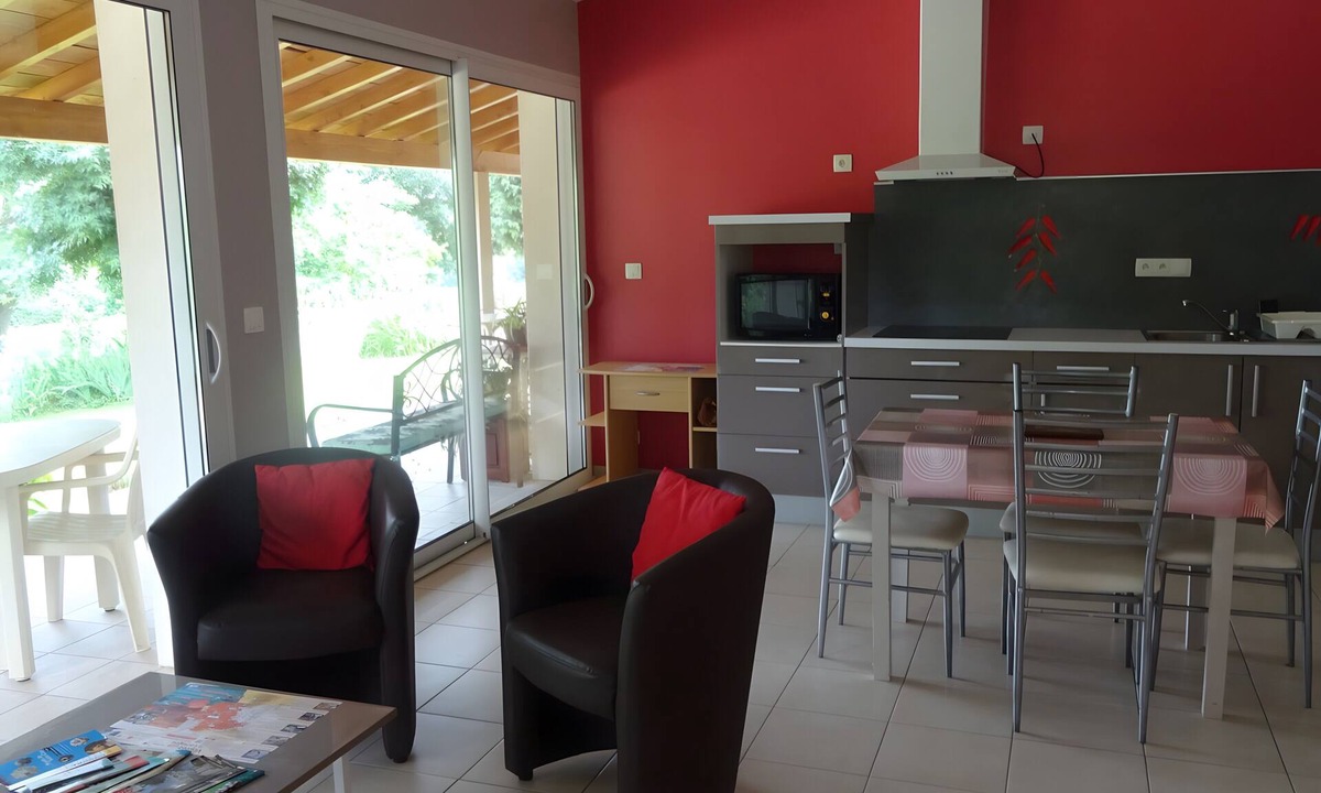 Maubec House | Holiday Home “Gîte Le Figuier” with Wi-Fi and Air Conditioning