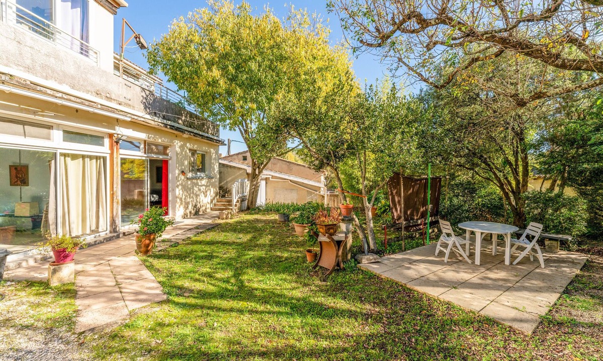 Goudargues House | Holiday Home 'Gîte - Le Samiege' with Private Terrace, Shared Garden & Wi-Fi