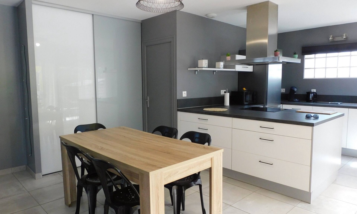Lesperon House | Holiday Home 'Gite Le Grand Chêne' with Shared Pool, Wi-Fi and Air Conditioning