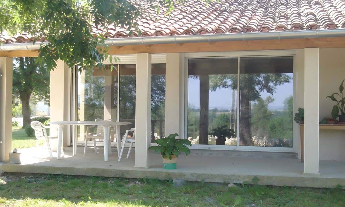 Maubec House | Holiday Home “Gîte Les Chênes” with Covered Terrace, Wi-Fi and Air Conditioning