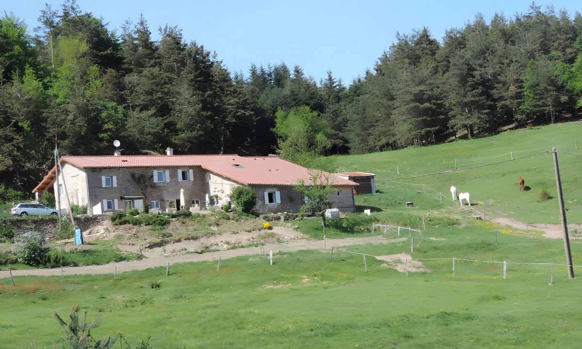Saint-Julien-Labrousse House | Holiday Home 'Gîte Les Combes Claires' with Mountain View and Wi-Fi