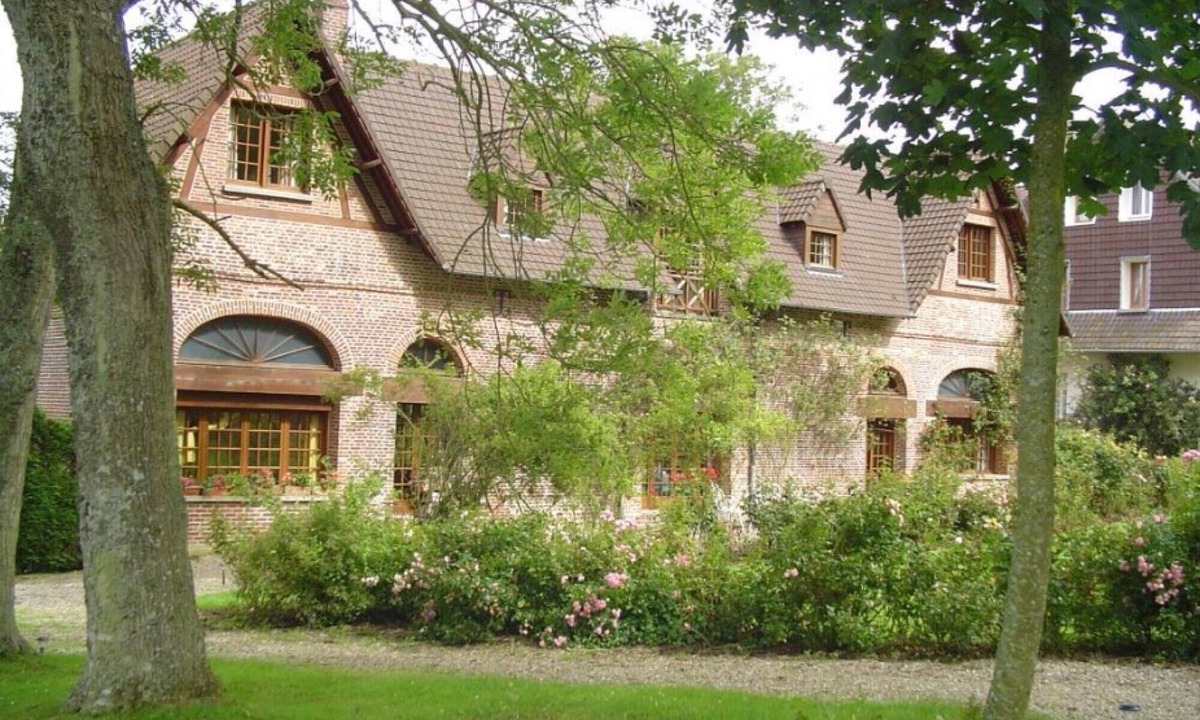 Eu House | Holiday Home 'Gite Les Rosiers' with Private Garden