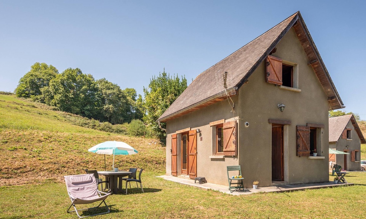 Peyrouse House | Holiday Home "Gîte Lieuj" with Mountain View, Private Terrace and Wi-Fi