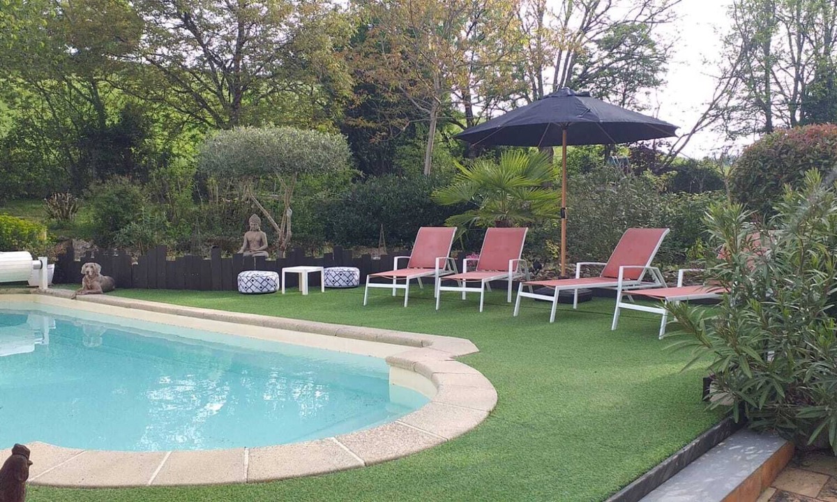 Madaillan House | Holiday Home 'Gîte Malabeille' with Shared Pool, Private Terrace and Wi-Fi