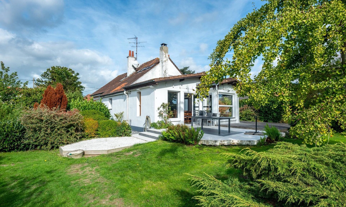 Coulogne House | Holiday Home 'Grande Maison Familliale' with Private Terrace, Private Garden and Wi-Fi