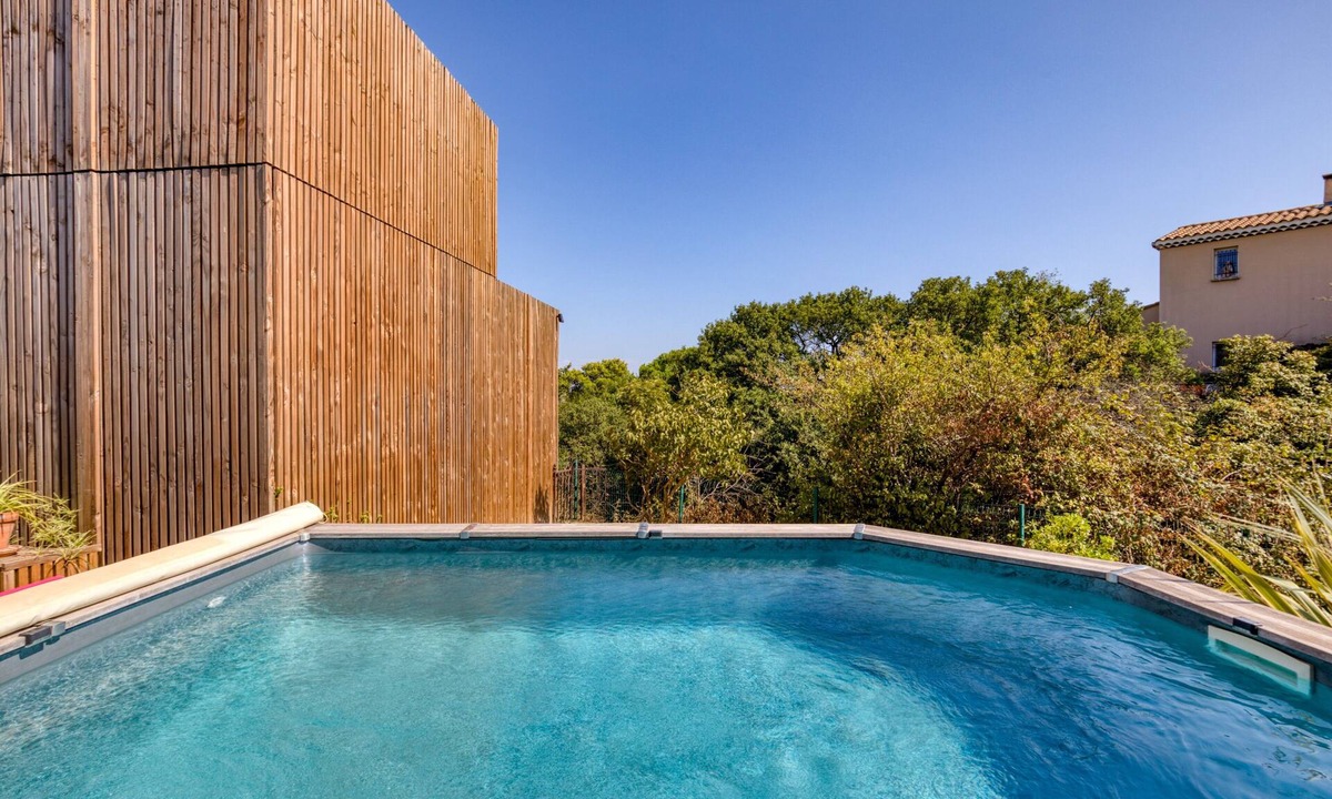 Generac House | Holiday Home 'Greenkub' with Shared Pool, Wi-Fi and Air Conditioning