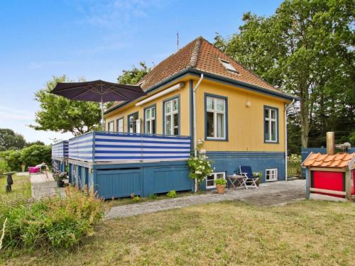 Nyborg House | Holiday Home Historisches Strandanwesen mit Meerblick by Interhome