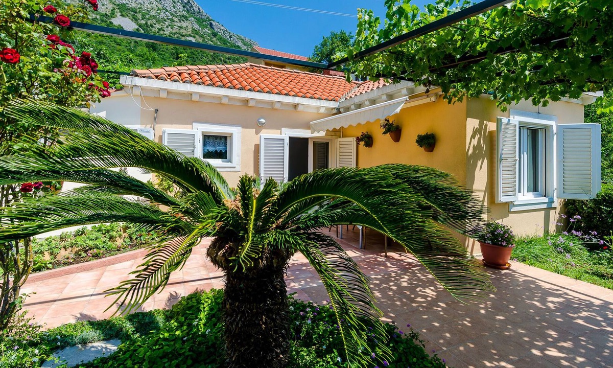 Komolac House | Holiday Home Hope - One-Bedroom Holiday Home with Terrace and River View