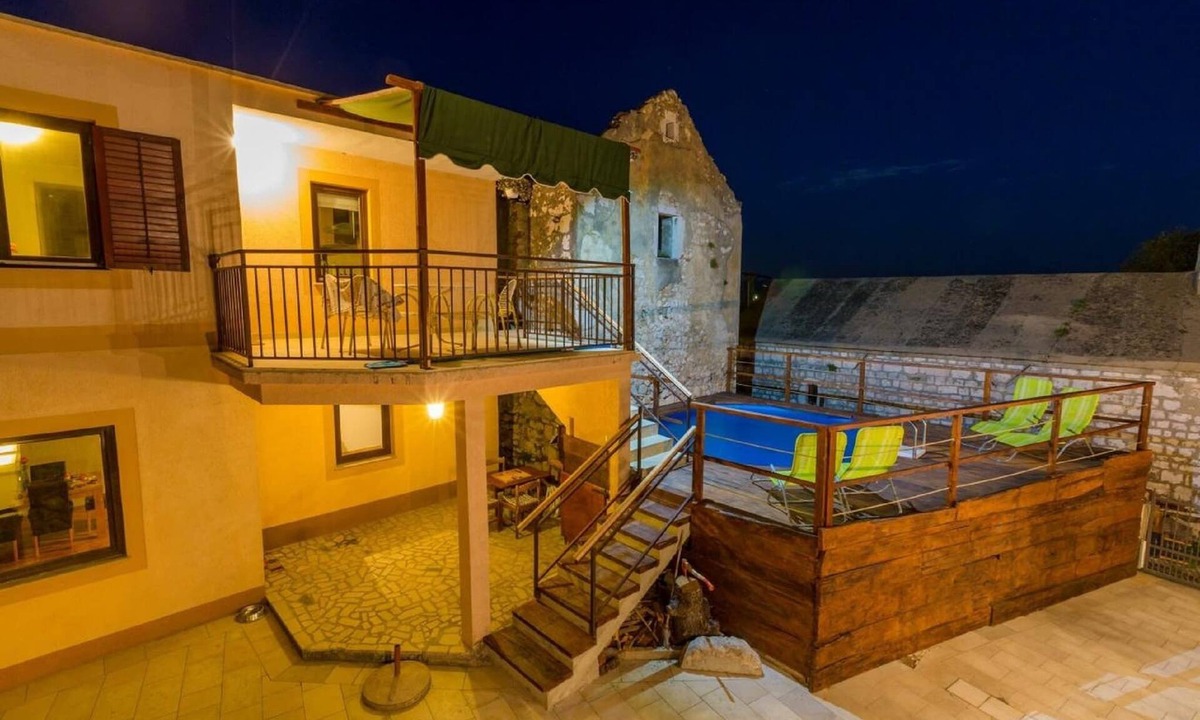 Bribir House | Holiday Home in Birbir near Beach & Pool