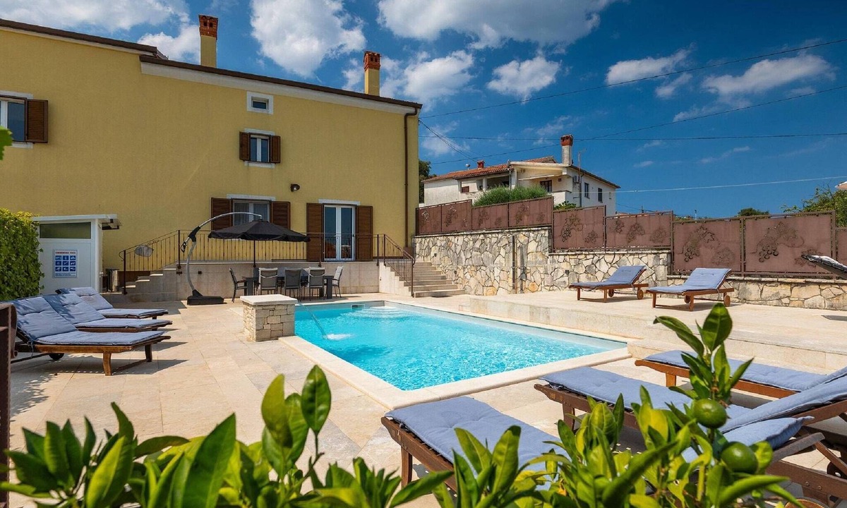 Rovinjsko Selo House | Holiday Home in Rovinjsko with Pool