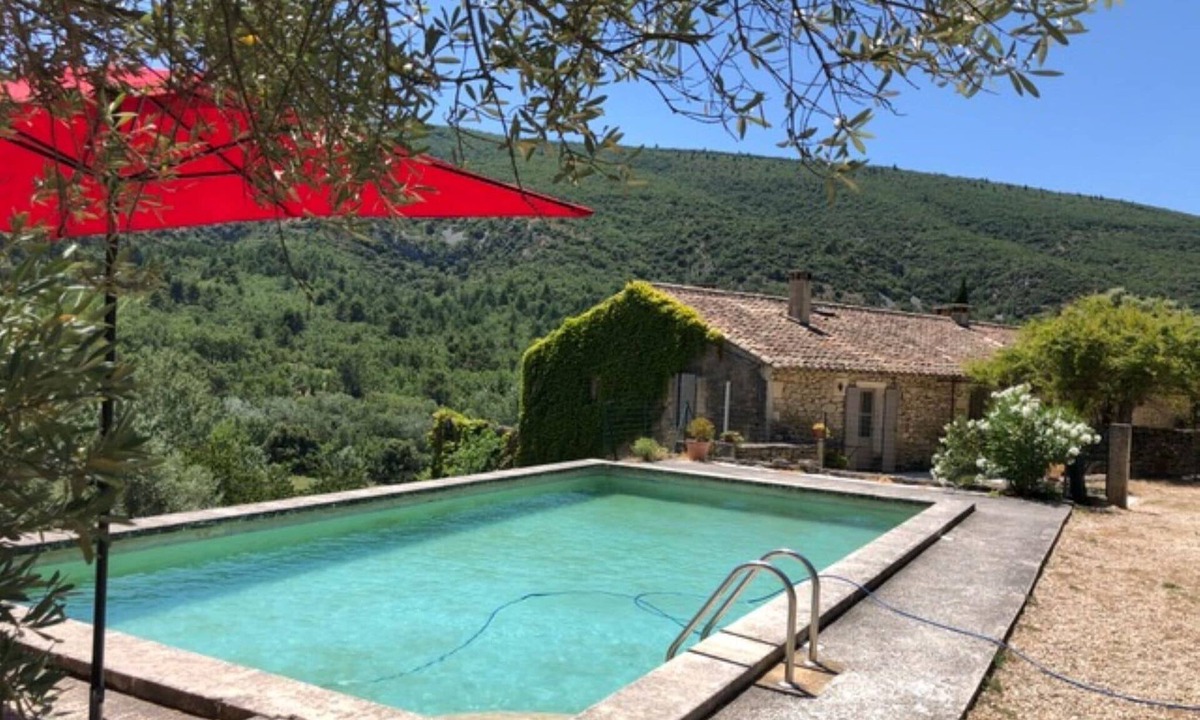 Lacoste House | Holiday Home in Lacoste with Pool