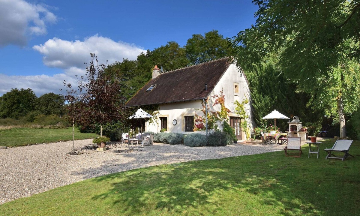 Le Chatelet House | Holiday Home in Le Châtelet with Pool