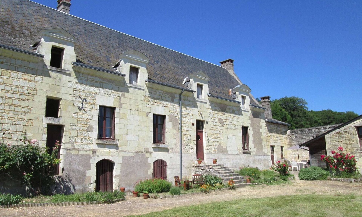 Lerne House | Holiday Home in Lerné with Garden