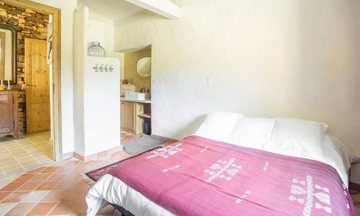 Mazeyrolles House | Holiday Home in Mazeyrolles with Garden