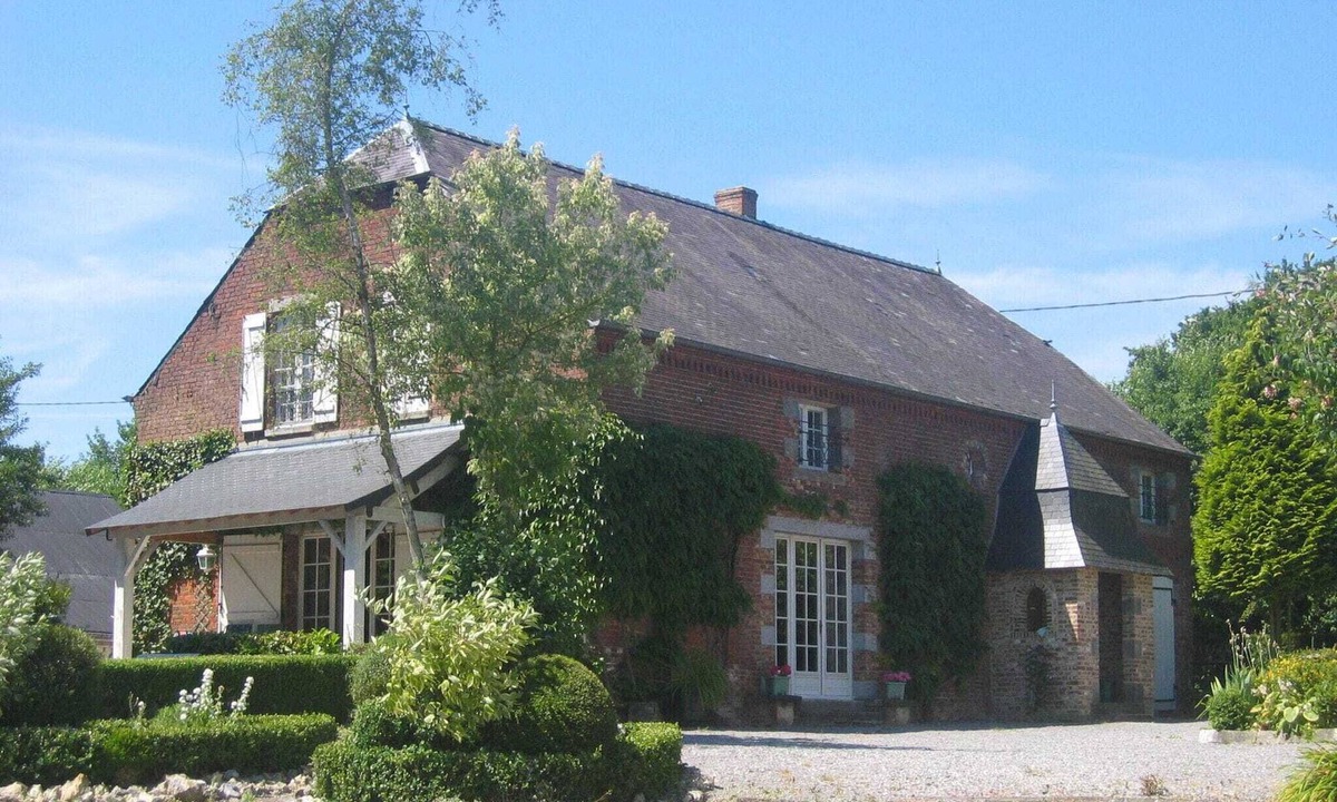 Englancourt Cottage | Holiday Home in Oise with Forest Views