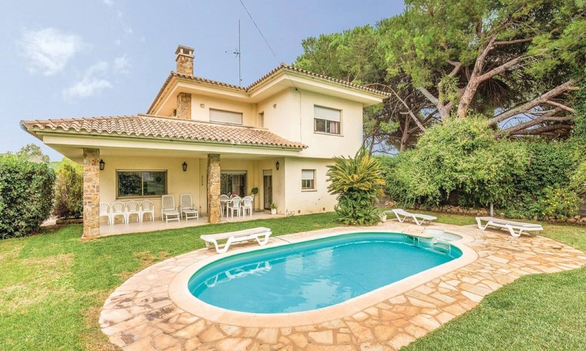 L'Escala House | Holiday Home in Spain with Private Pool