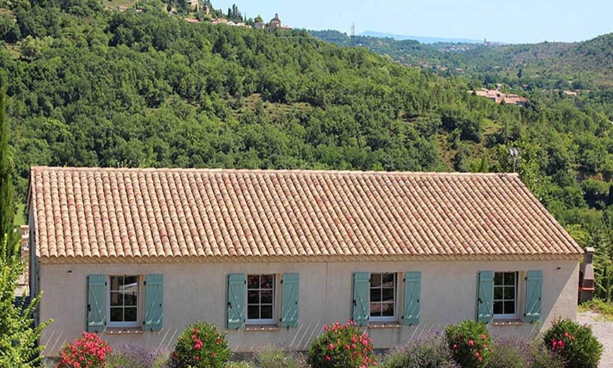 Chassagnes House | Holiday Home in Toulon with Pool & Beach Nearby
