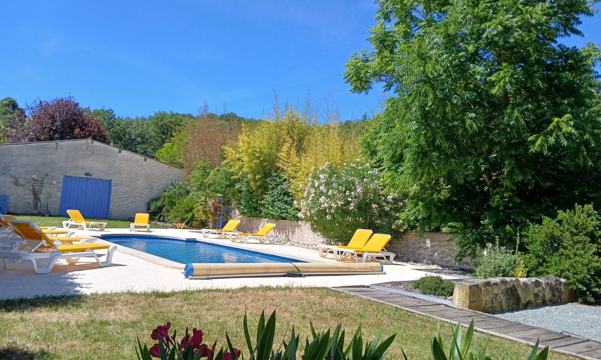 Plavilla House | Holiday Home 'Jasmin' with Mountain View, Shared Pool and Wi-Fi