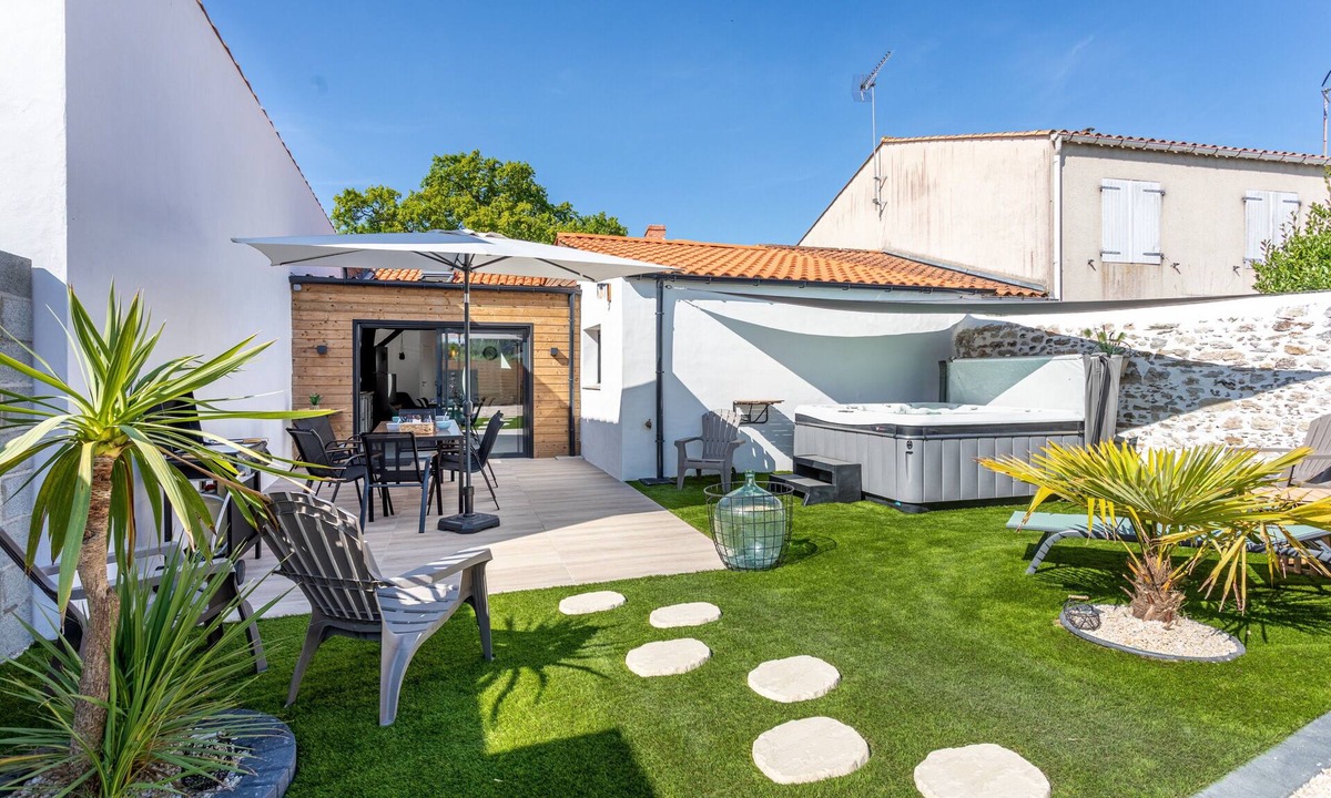 Beauvoir-sur-Mer House | Holiday Home 'La Goisette' with Private Terrace, Private Garden and Wi-Fi